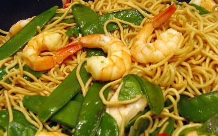 Wok de nouilles chinoises aux crevettes et aux légumes - Photo par Chez Inoule