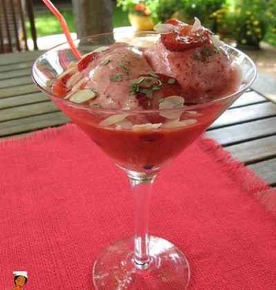 Sorbet fraises et son coulis pêche-fraise parfumé à la menthe et à la verveine - Photo par 750g