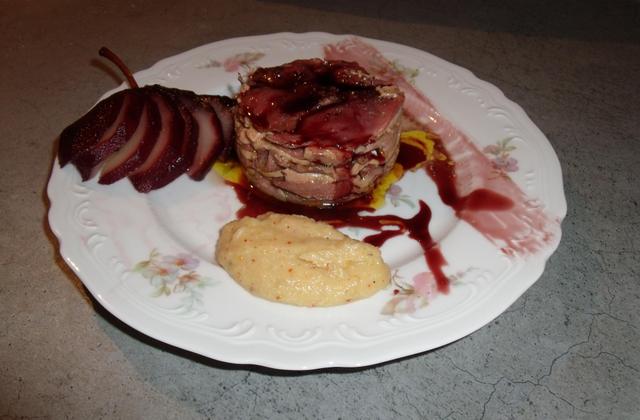 Carpaccio de canard et foie gras, poire au floc de gascogne & anjou rouge et sa purée d'ail au piment d'espelette - erivie