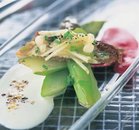 Crostinis d'asperges, condiments de Chèvre frais et de betterave - Photo par Fromages de Chèvre