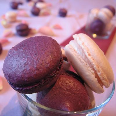 Macarons violette / cassis et macarons à la rose - Photo par Marie-Laure du blog : Ça sent beau dans la cuisine