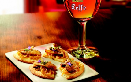 Tarte croustillante aux oignons doux des Cévennes et cèpes de Bordeaux - Photo par Leffe