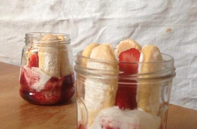Tiramisu au yaourt et confiture de fraises - Photo par niakus