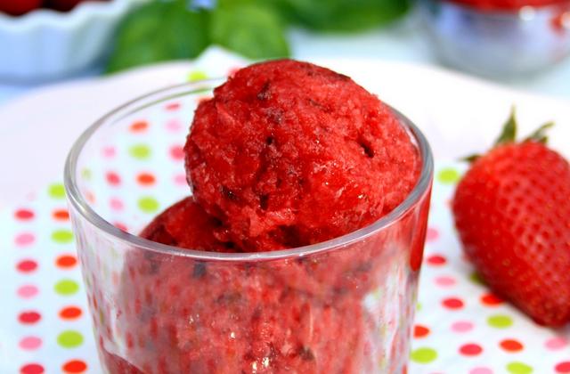 Sorbet fraise & basilic (sans sorbetière) - Photo par amandine cooking