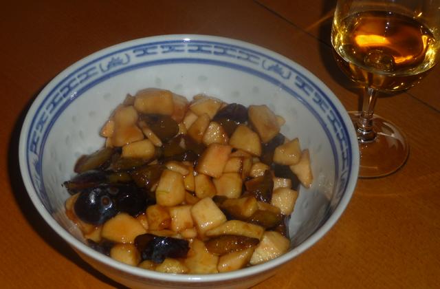 Salade de fruits pommes prunes aromatisee au jus d'oranges et jus de framboises - Photo par MEVI91100