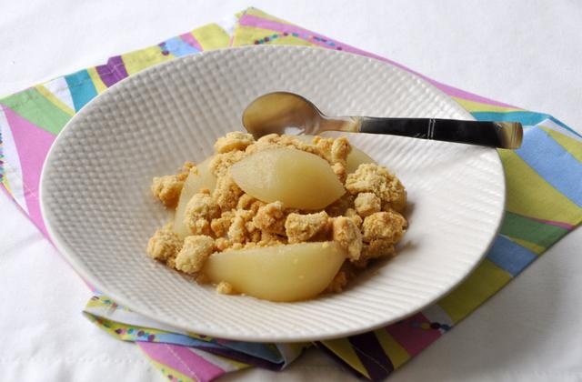 Poires pochées au thé au jasmin et son crumble - Photo par Pascale Weeks