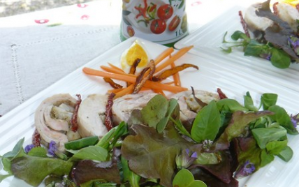Salade de râble de lapin au cabillaud, pousses de radis et fleurs d'herbes fraîches, carottes crues et chip de carottes - Photo par joebot