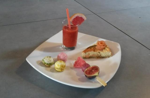 Cheesecake au saumon fumé, macarons de champignons et smoothie tomate-poivron - Photo par vincen6s