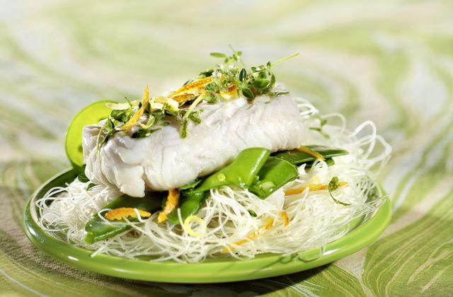 Cœurs de filets de merlu blanc marinés aux agrumes et thym citronné - Photo par Pavillon France