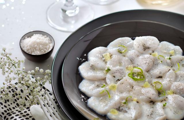 Carpaccio de Saint-Jacques à l’huile de vanille, citron vert et fleur de sel - Photo par Le Guérandais