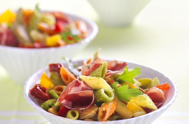 Salade de Mezze Penne Tricolore Barilla et antipasti à la roquette - Photo par Barilla