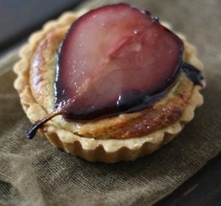 Tartelettes aux Poires au Vin et Crème de Noisettes - Photo par Nadia Paprikas