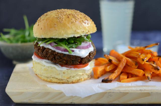 Burger végétarien et frites de patates douces - Photo par Nadia Paprikas
