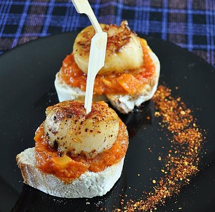Toast de Saint-Jacques, compotée de poivrons, piment d'Espelette - Photo par salomel