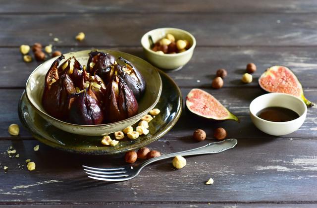 Figues rôties au balsamique, chèvre et noisettes - Photo par Dorian Nieto