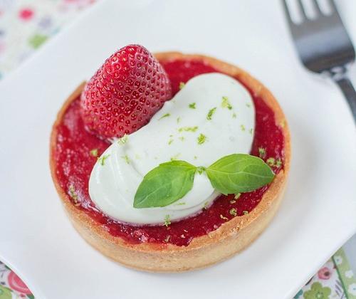 Tartelette de fraises - basilic et mousse de Saint Môret® citron vert - Photo par Quiveutdufromage.com