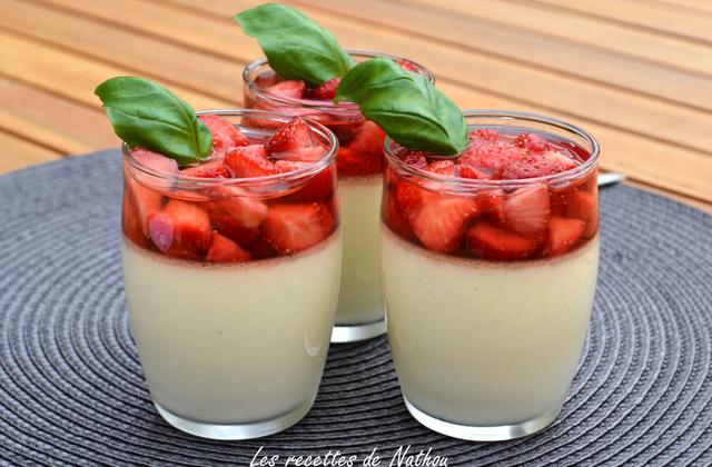 La vraie panna cotta et ses fraises au sirop de violette - Photo par Invité