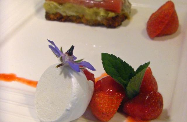 Rhubarbe confite, sur une tartine croustillante parfumée à la cannelle, glace au chèvre frais et à l'huile d'olive, coulis fraise-hibiscus - Histoire de goûts
