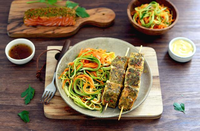 Brochettes de saumon MOWI caramélisé au sirop d'érable et spaghettis de légumes - Nadia Paprikas
