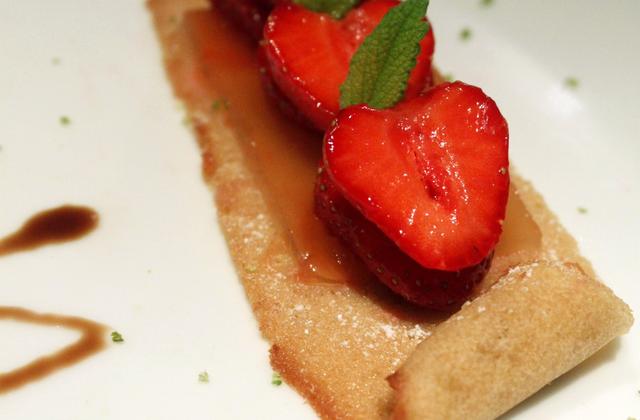 Fraises parfumées, gelée de pamplemousse et cigarette au gingembre - Photo par Chez Inoule