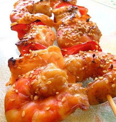 Brochettes de saumon et de crevettes marinées à la sauce gingembre soja panées aux graines de sésame - Photo par sherau