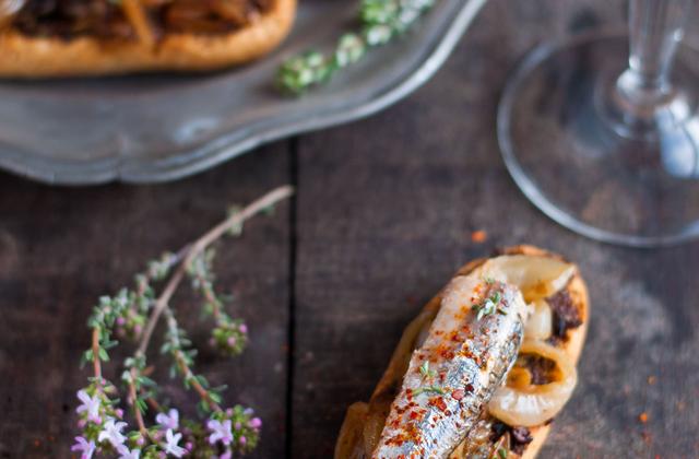Crostini à la tapenade, compotée d’oignons et anchois entiers à l’huile d’olive BIO - Photo par Phare d'Eckmühl