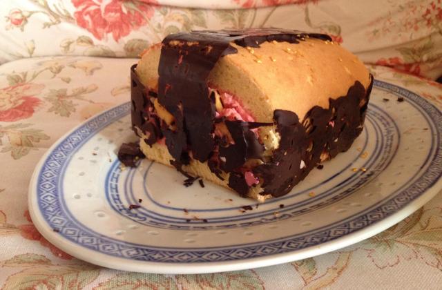 Bûche à la mangue aux saveurs de tonka et de fraise des bois - Photo par baudan