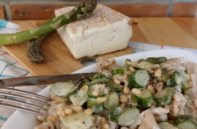 Pâtes au taleggio, asperges vertes et pignons de pin - Photo par fabisa