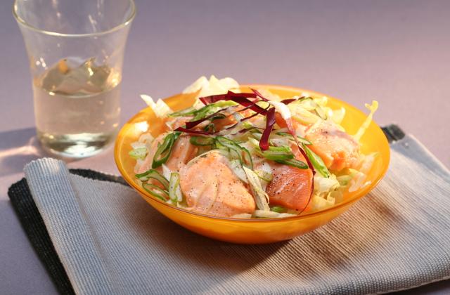 Salade de saumon mi-cuit aux petits oignons frais - Photo par Amora