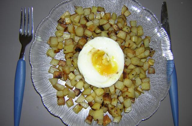 Œuf au plat dans un nid de pommes de terre rissolées - Photo par elccle