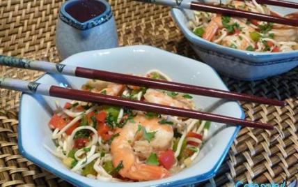 Wok de crevettes aux nouilles chinoises - Photo par sophieVOF