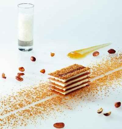 Le millefeuille à la nougatine beurrée aux cacahouètes, touche de ras-el'hanout, infusion de cacahouètes torréfiées à boire - Photo par 750g