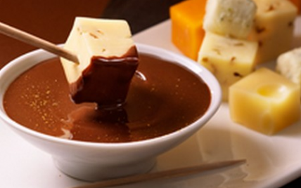 Pics de fromage sauce chocolat-curry - Photo par Lindt