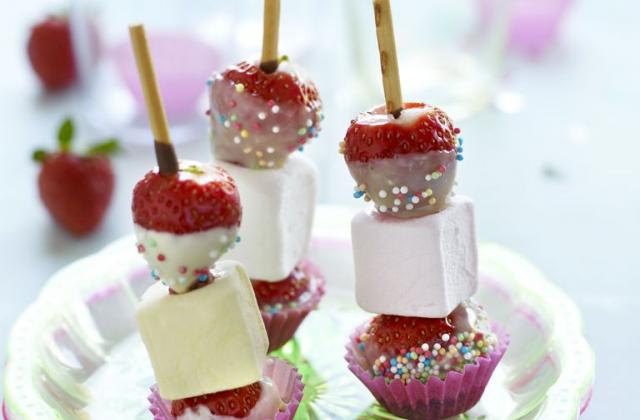 Sucettes de fraises de France au chocolat blanc - Photo par AOPn fraise