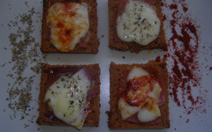 Toasts de pain d'épices au Jambon de Bayonne et fromage de Brebis - Photo par mali40
