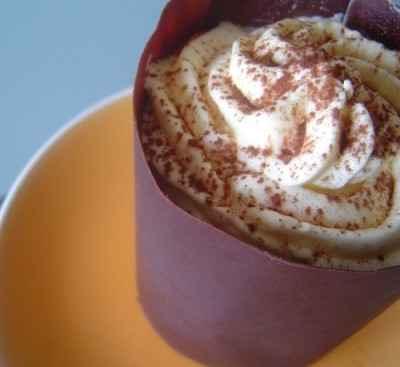 Mousse mascarpone en coque chocolatée sur moelleux au chocolat et cerises au sirop - Photo par chefni