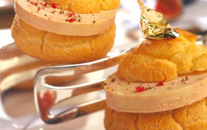 Profiteroles au foie gras et compotée de figues en feuilles d'or - Photo par CIFOG