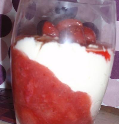 Verrine de chocolat blanc aux fraises - Photo par marielaurent