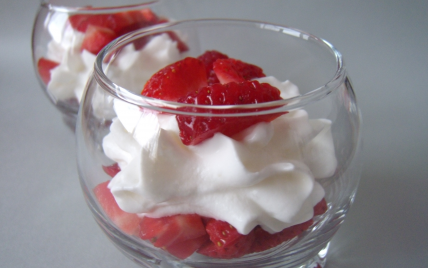 Espumas de yaourt au citron & dés de fraises - DeyCuisine