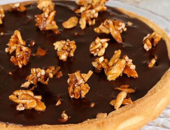 Tarte à la ganache au chocolat au lait d'amandes et amandes caramélisées - Photo par nanoudK