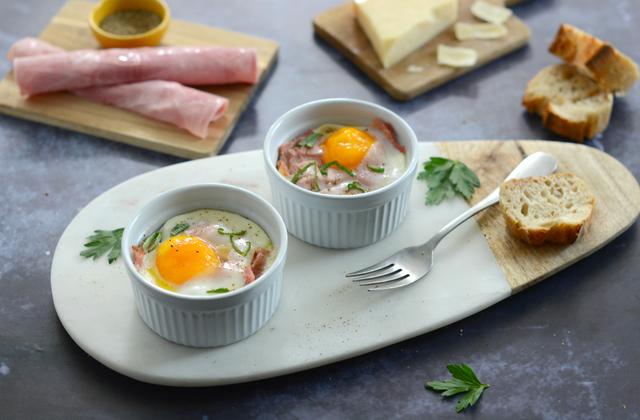 Œuf cocotte à la fondue de poireau et au jambon - Photo par Nadia Paprikas