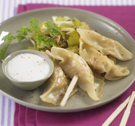 Ravioles de Saint-Jacques, fondue de poireaux et sauce crémée au Floc de Gascogne blanc - Photo par Floc de Gascogne