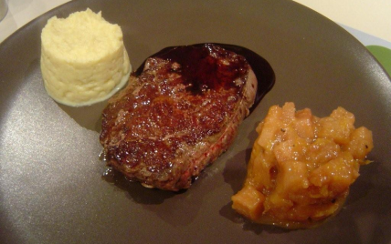 Filet mignon de black Angus Beef, chutney de coings et purée de céleri rave, sauce au vin rouge et sureau - Photo par markvanvre