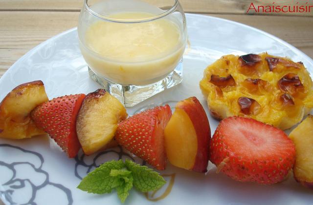 Brochettes de fraises et nectarines, sauce à l'orange - Photo par Anaiscuisine
