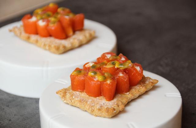 Crackers au Carré Frais et petit épeautre, roulé de saumon au Saint Agur et grenadille - Photo par metscr