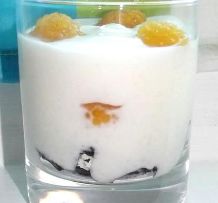 Verrine de fromage blanc à la violette et ses framboises jaunes - Photo par Louloucuisine