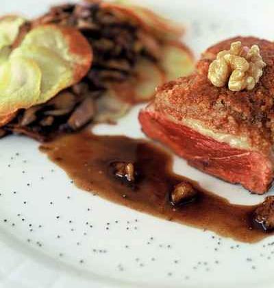 Magret en croûte de Noix du Périgord et cèpes poêlés en persillade - Photo par 750g