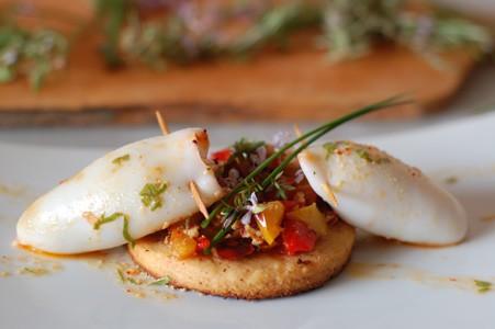 Encornets farcis à la ratatouille et crevettes sur sablés au piment d'espelette - Photo par Babali
