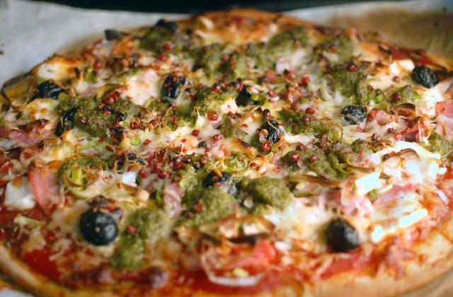 Pizza jambon, feta, pesto avec des baies roses - Photo par vander7f