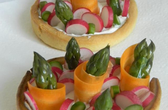 Tartelettes au St Môret et petits légumes de printemps - Photo par sophie